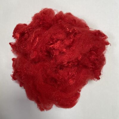 繊維の糸を作る 2.78D*38MM 明るい赤いポリエステルステープル繊維 高弾性色 均一繊維